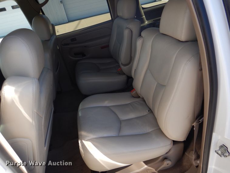 image for item DH8065 2005 Chevrolet Suburban 1500 LT  SUV