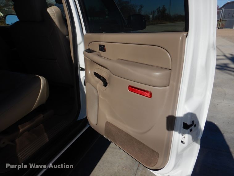 image for item DH8065 2005 Chevrolet Suburban 1500 LT  SUV