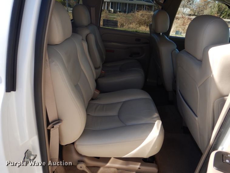 image for item DH8065 2005 Chevrolet Suburban 1500 LT  SUV