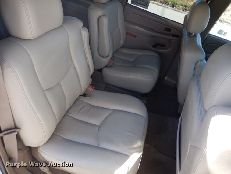 image for item DH8065 2005 Chevrolet Suburban 1500 LT  SUV