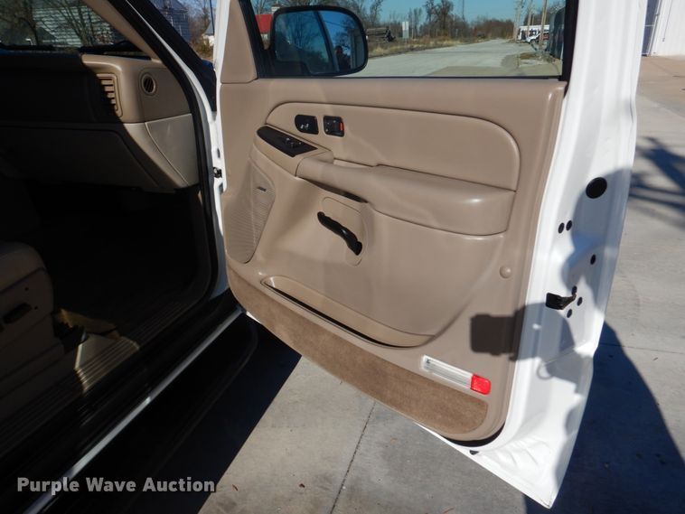 image for item DH8065 2005 Chevrolet Suburban 1500 LT  SUV