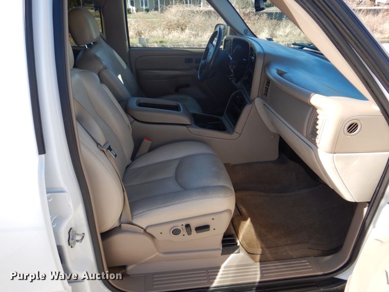 image for item DH8065 2005 Chevrolet Suburban 1500 LT  SUV