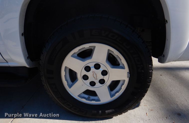 image for item DH8065 2005 Chevrolet Suburban 1500 LT  SUV