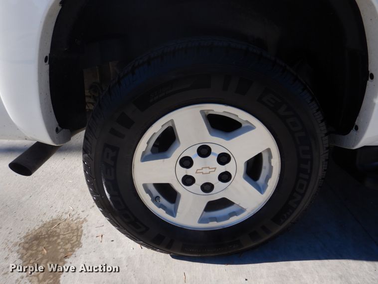 image for item DH8065 2005 Chevrolet Suburban 1500 LT  SUV