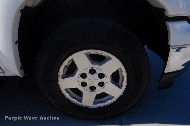 image for item DH8065 2005 Chevrolet Suburban 1500 LT  SUV