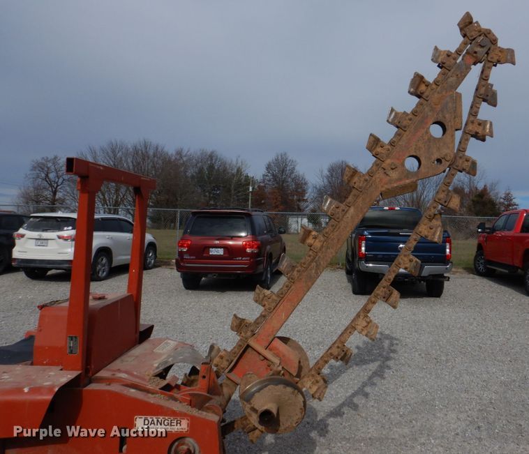 image for item DH8075 1973 Ditch Witch R40  trencher