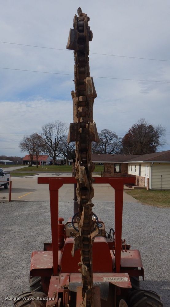 image for item DH8075 1973 Ditch Witch R40  trencher