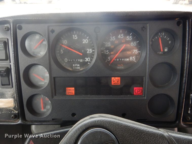 image for item DH8122 2002 Freightliner  Thomas Built school bus