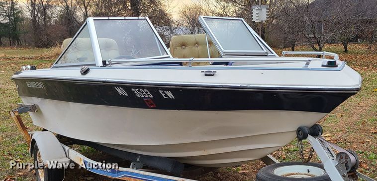 image for item DJ1554 1989 Smoker Craft  boat