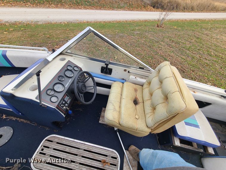 image for item DJ1554 1989 Smoker Craft  boat