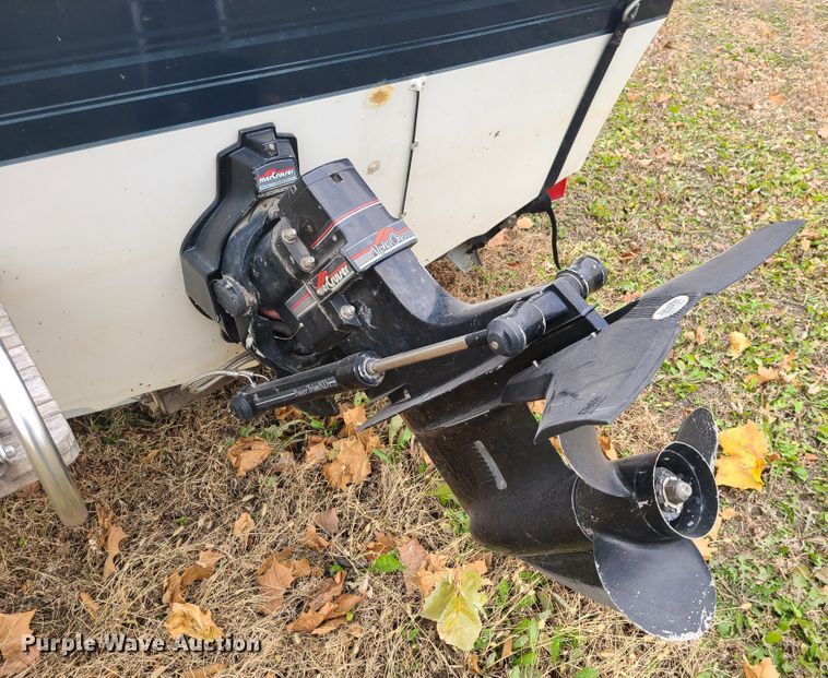 image for item DJ1554 1989 Smoker Craft  boat