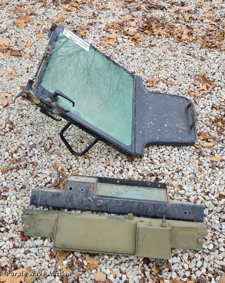 image for item DJ1596 John Deere CT322  skid steer door
