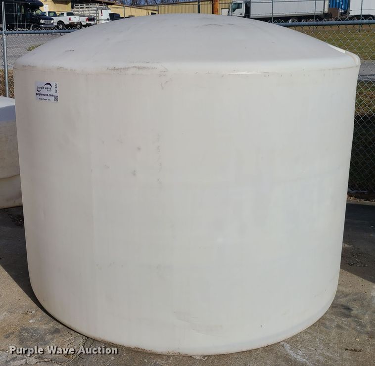 image for item DJ1622 1,300 gallon poly tank