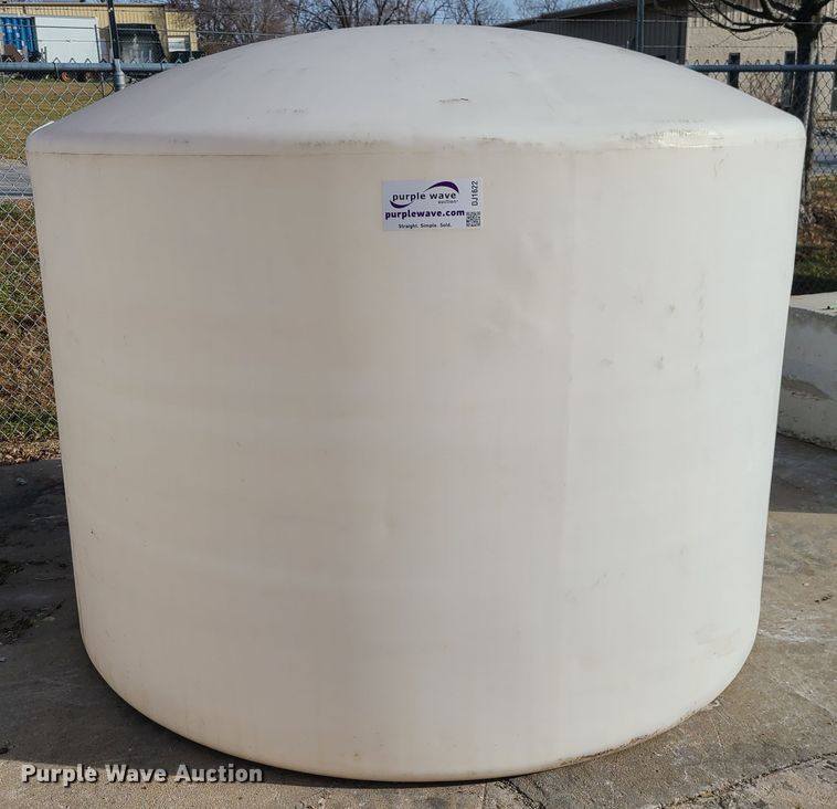 image for item DJ1622 1,300 gallon poly tank