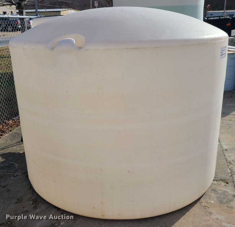 image for item DJ1622 1,300 gallon poly tank