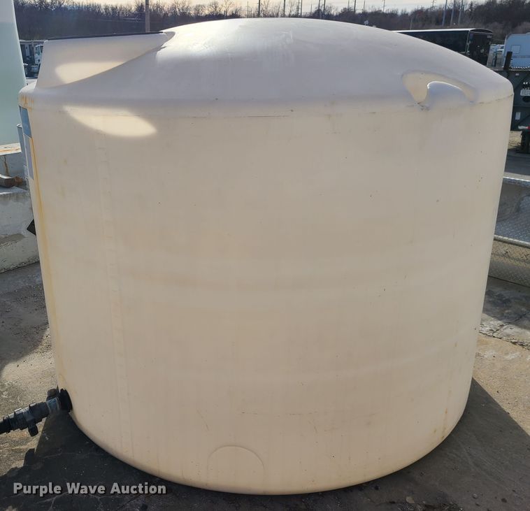 image for item DJ1622 1,300 gallon poly tank