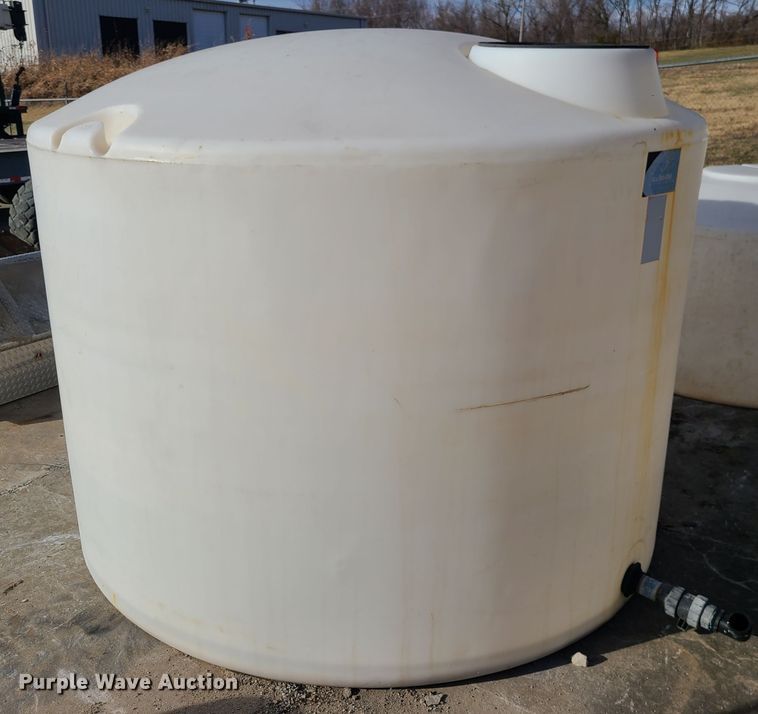 image for item DJ1622 1,300 gallon poly tank