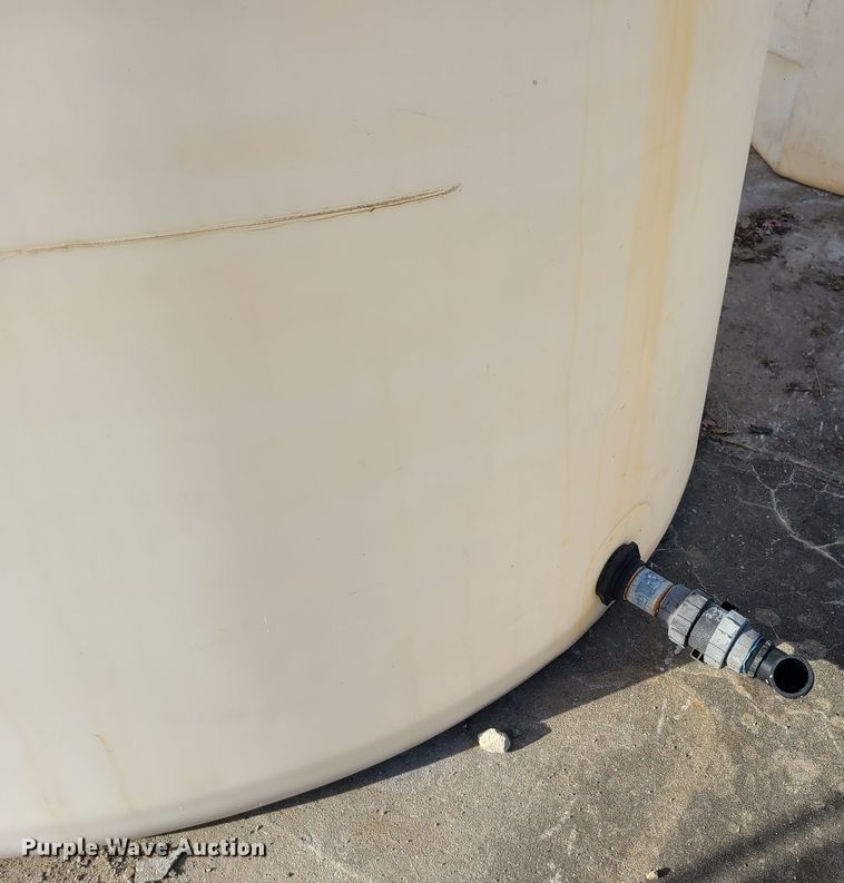 image for item DJ1622 1,300 gallon poly tank