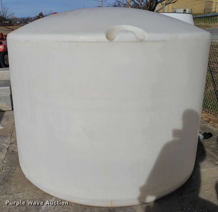 image for item DJ1622 1,300 gallon poly tank