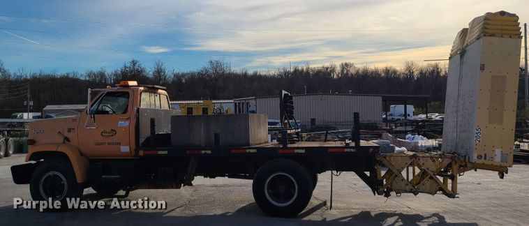 image for item DJ1625 1989 GMC C7000  flatbed truck