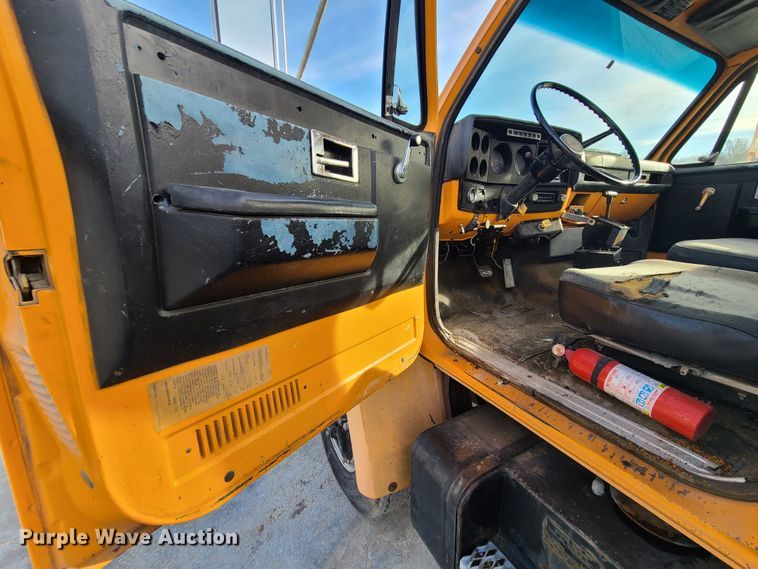 image for item DJ1625 1989 GMC C7000  flatbed truck