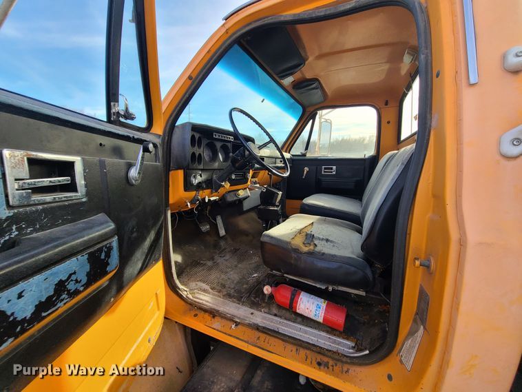 image for item DJ1625 1989 GMC C7000  flatbed truck