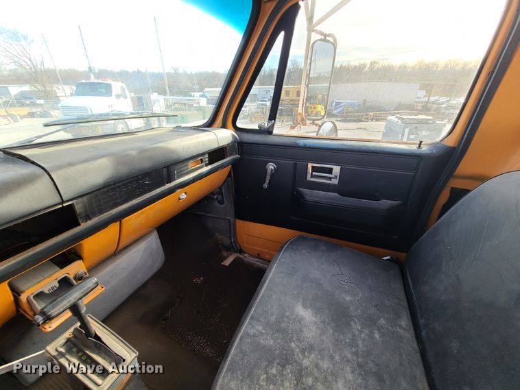 image for item DJ1625 1989 GMC C7000  flatbed truck