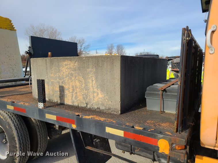 image for item DJ1625 1989 GMC C7000  flatbed truck