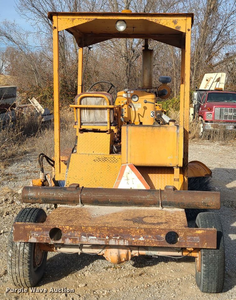 image for item DJ1626 1986 Broce T15  broom