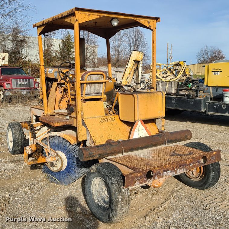 image for item DJ1626 1986 Broce T15  broom