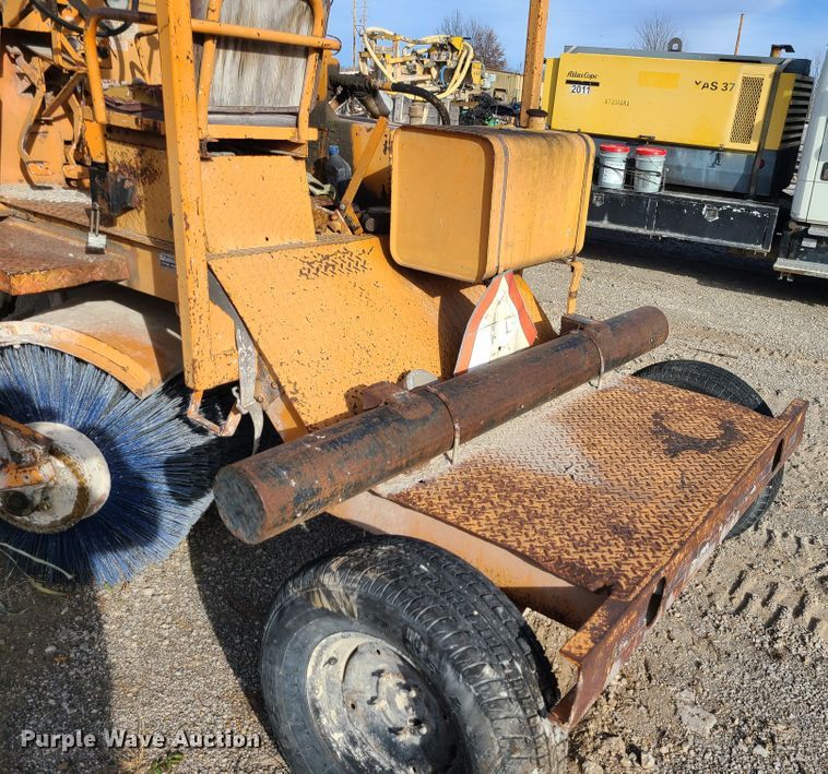 image for item DJ1626 1986 Broce T15  broom