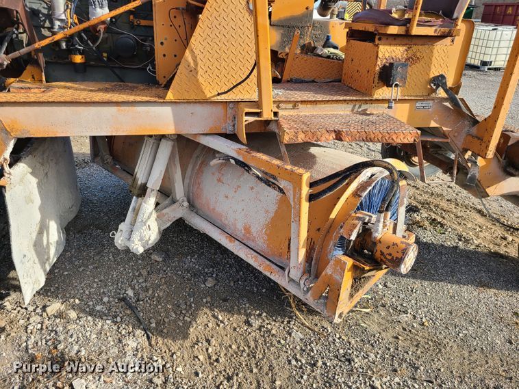 image for item DJ1626 1986 Broce T15  broom