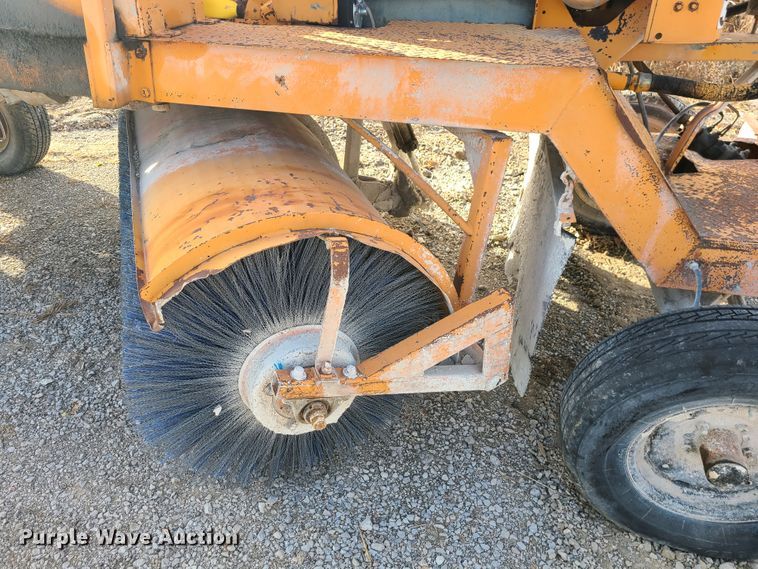 image for item DJ1626 1986 Broce T15  broom