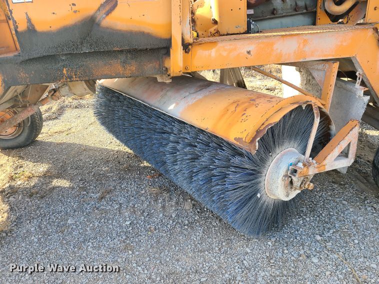 image for item DJ1626 1986 Broce T15  broom