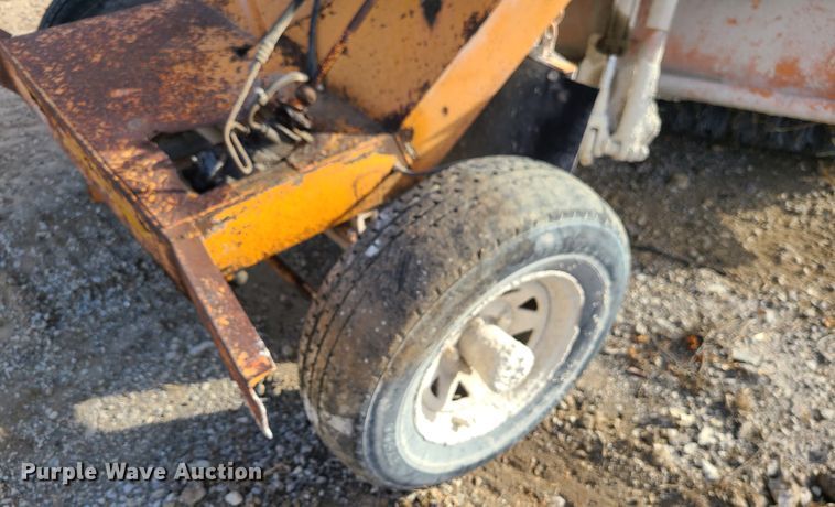 image for item DJ1626 1986 Broce T15  broom