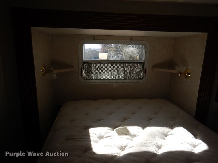 image for item DJ3759 2004 Cross Roads Paradise Point  camper