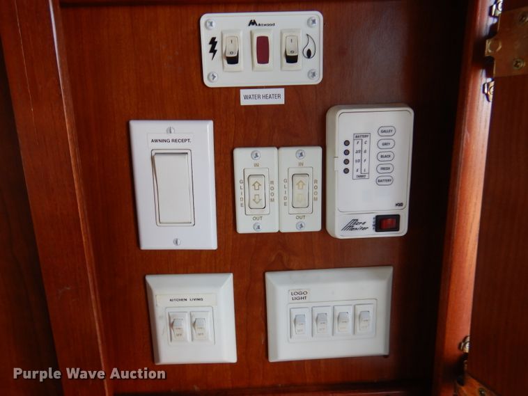 image for item DJ3759 2004 Cross Roads Paradise Point  camper