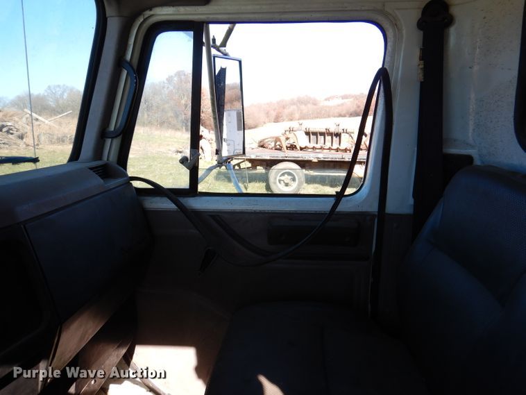 image for item DJ3766 1998 International 4700  dump truck
