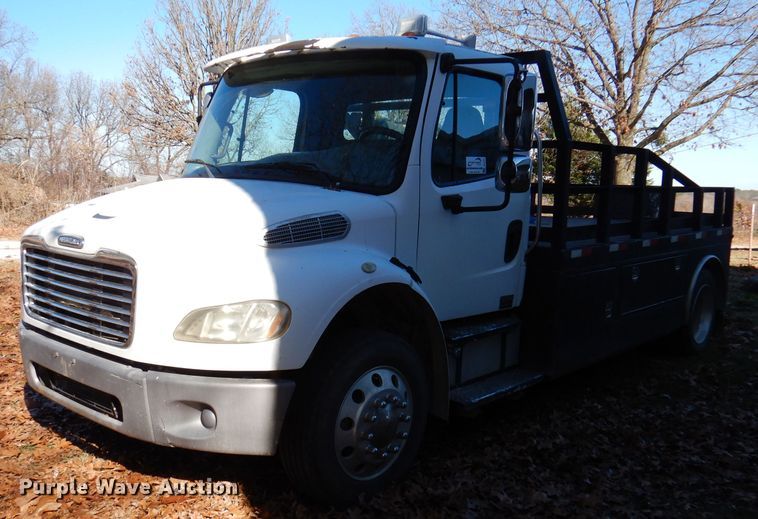 image for item DJ3767 2004 Freightliner M2 106  flatbed truck