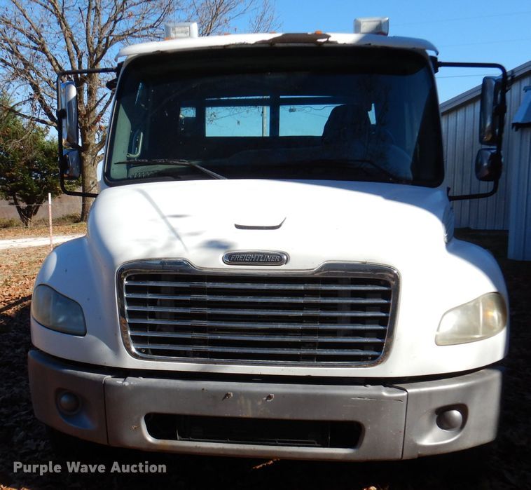 image for item DJ3767 2004 Freightliner M2 106  flatbed truck