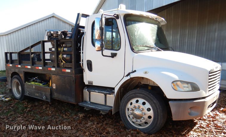 image for item DJ3767 2004 Freightliner M2 106  flatbed truck