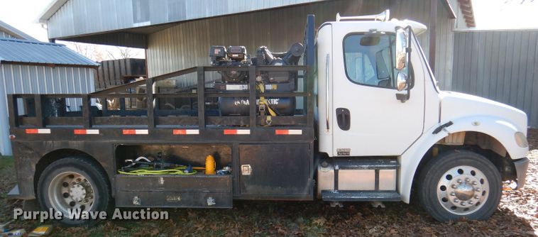 image for item DJ3767 2004 Freightliner M2 106  flatbed truck