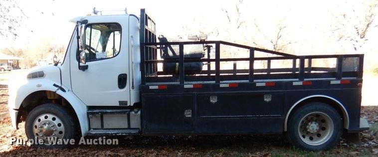 image for item DJ3767 2004 Freightliner M2 106  flatbed truck