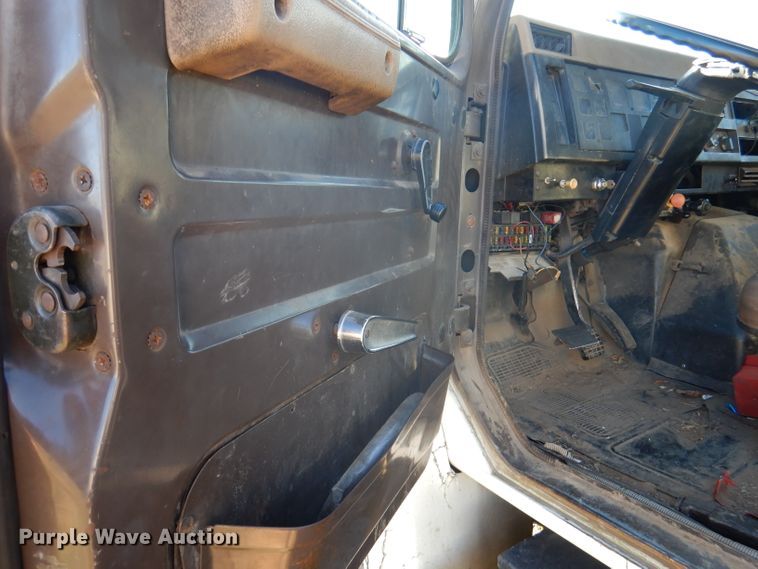 image for item DJ3769 1991 International 4900  crane truck