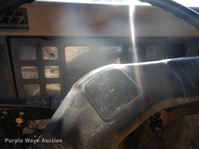 image for item DJ3769 1991 International 4900  crane truck