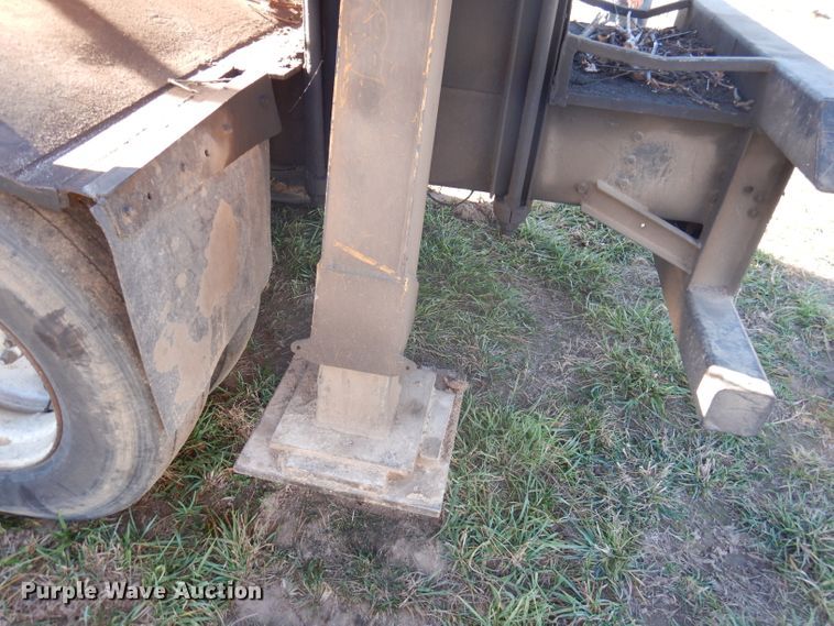 image for item DJ3769 1991 International 4900  crane truck