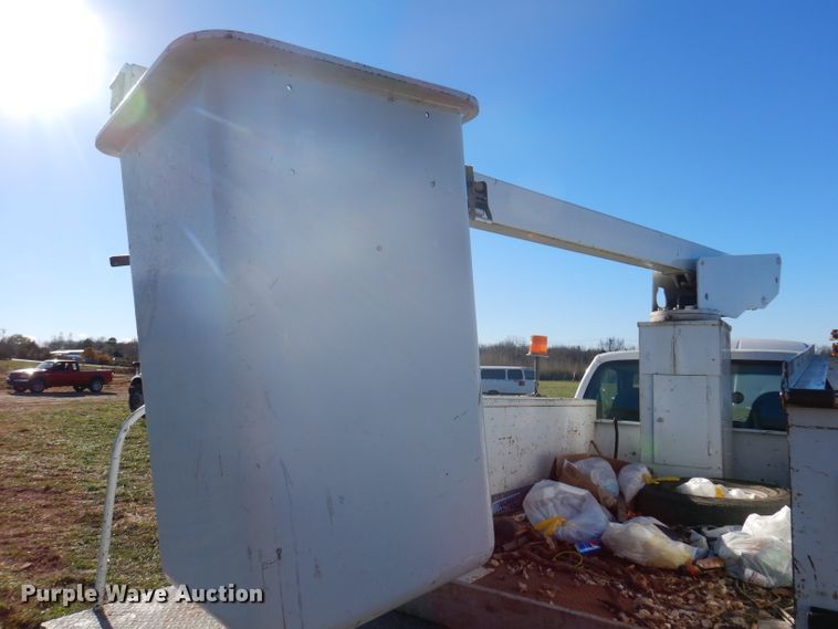 image for item DJ3770 1999 Ford F350 Super Duty  bucket truck