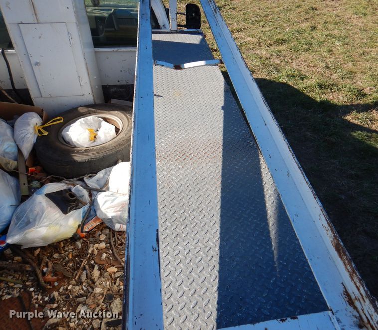 image for item DJ3770 1999 Ford F350 Super Duty  bucket truck