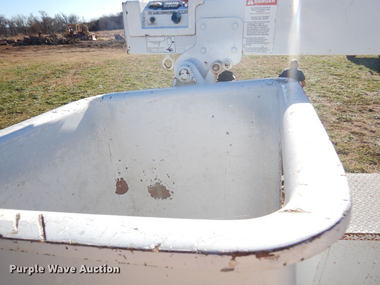 image for item DJ3770 1999 Ford F350 Super Duty  bucket truck