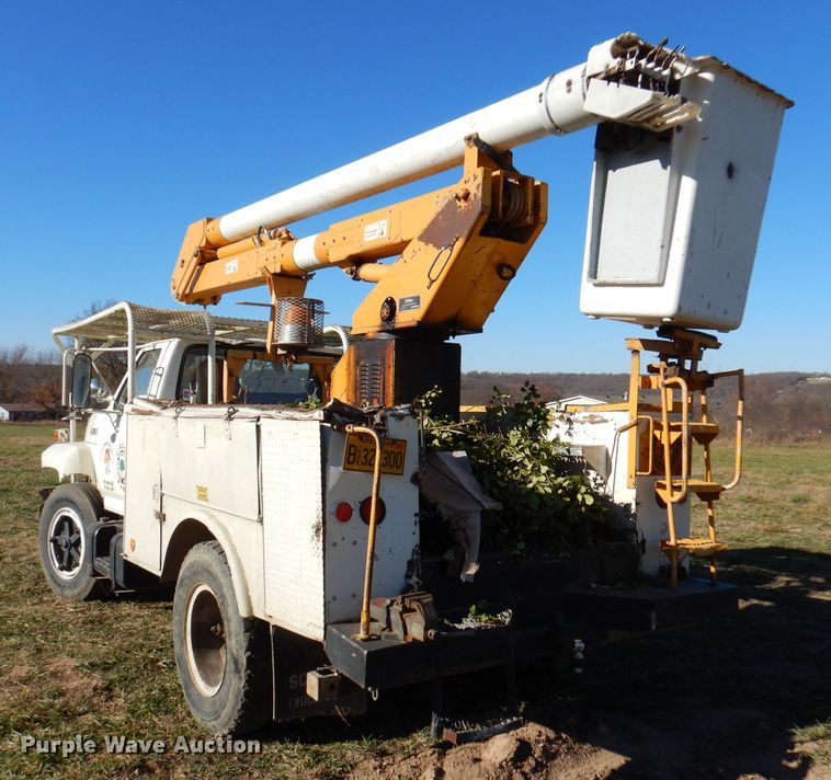 image for item DJ3771 1982 Ford F600  bucket truck